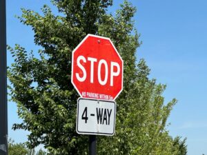 ¿Quién tiene el derecho de paso en una intersección de cuatro vías?