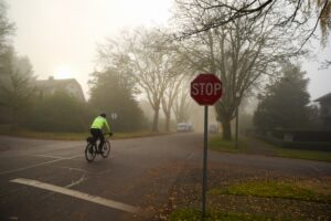 ¿Deben las bicicletas detenerse en las señales de alto en New York?