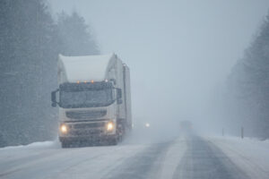 ¿Cómo afectan las condiciones climáticas la responsabilidad en accidentes de camiones?