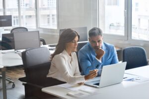 ¿Quién recibe el dinero en una demanda por muerte por negligencia?