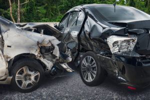 ¿Puede un accidente de coche causar escoliosis?